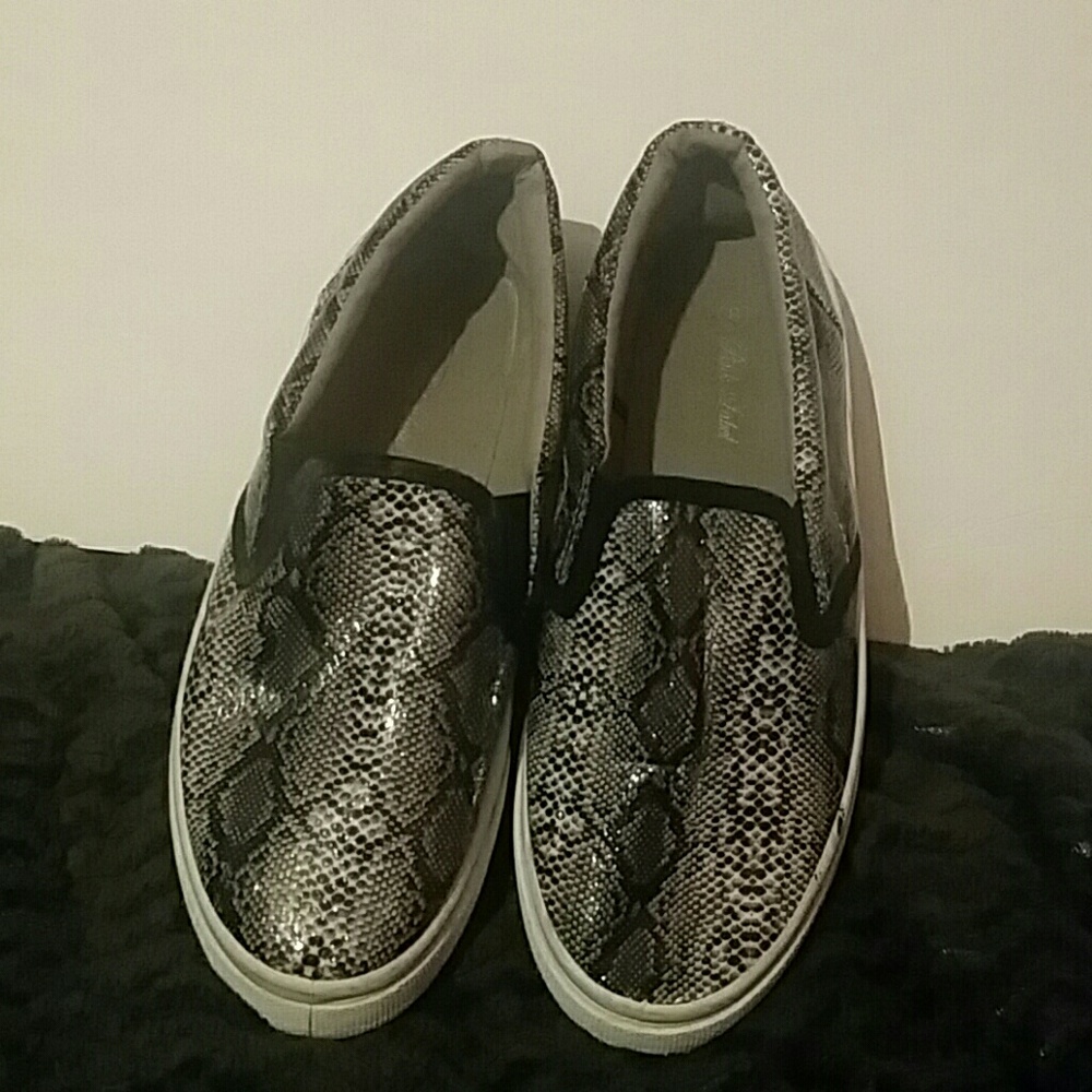Black & white snake skin shoes